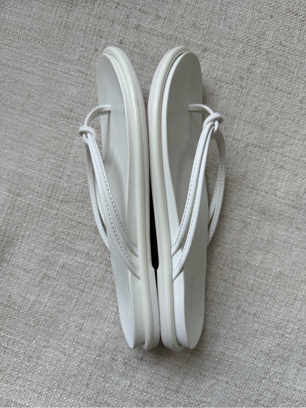 OluKai White Comfort Flip Flop Sandals Size 8/8.5 - Picture 4 of 4